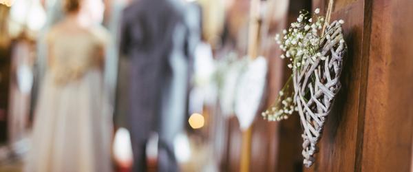 5 Ways To Secretly Find Your Fiancée's Ring Size