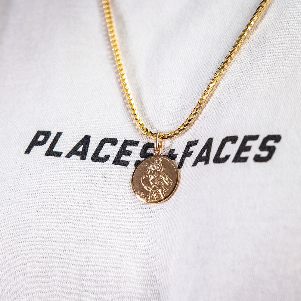 Best-Selling Gold Pendants To Match Your Summer Fit